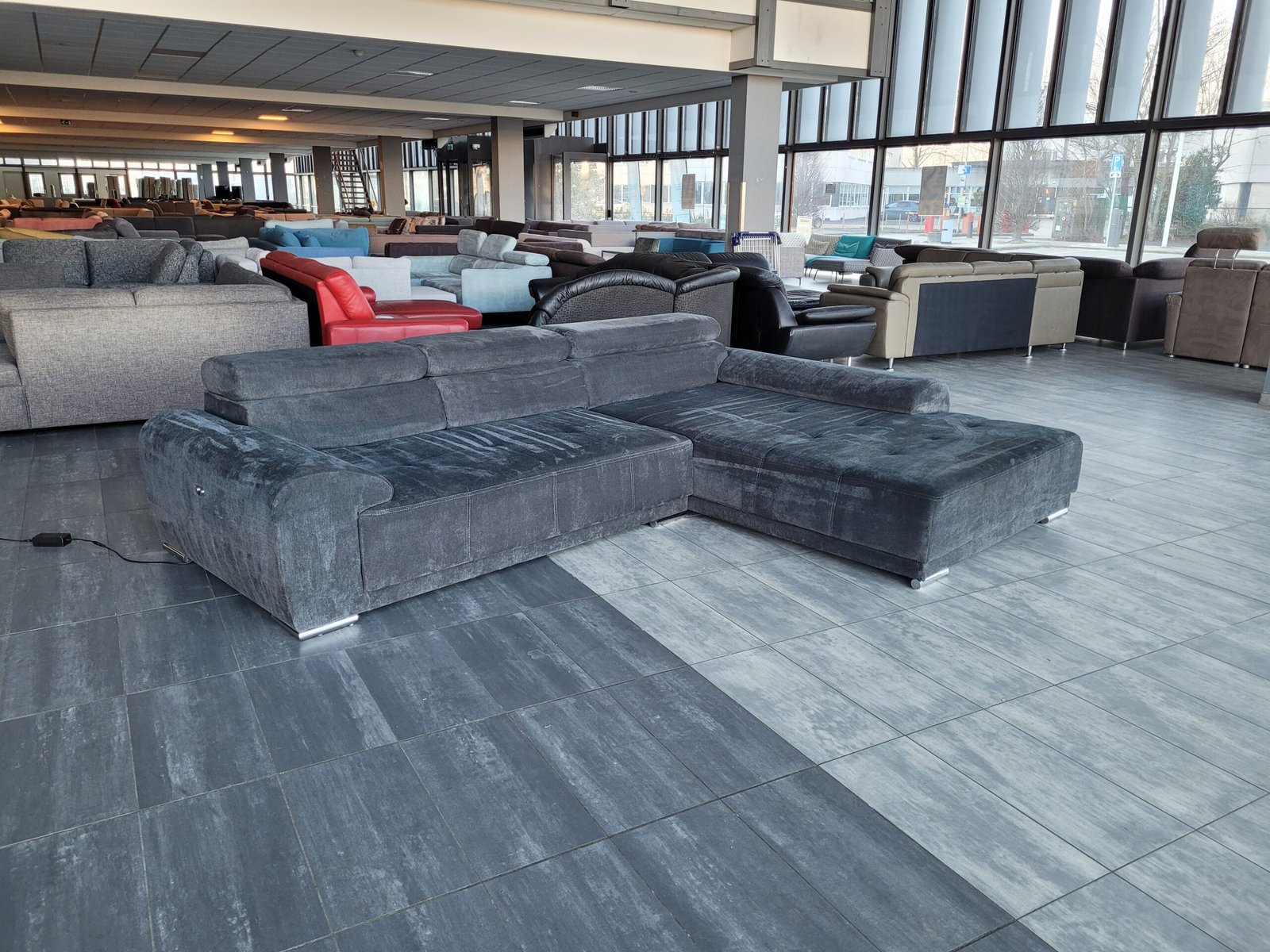OUTLET antraciet velours hoekbank 330x230 | BEZORGEN
