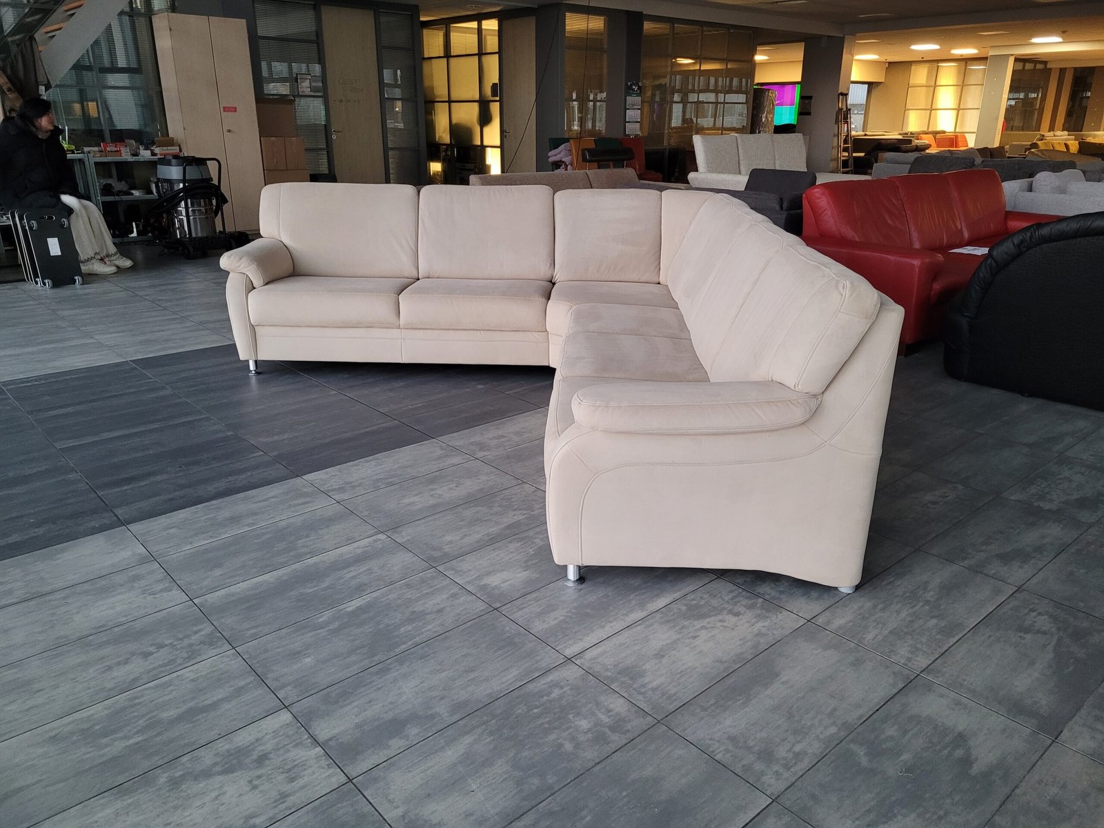 OUTLET creme suede hoekbank 300x270 | GRATIS BEZORGEN - Afbeelding 4