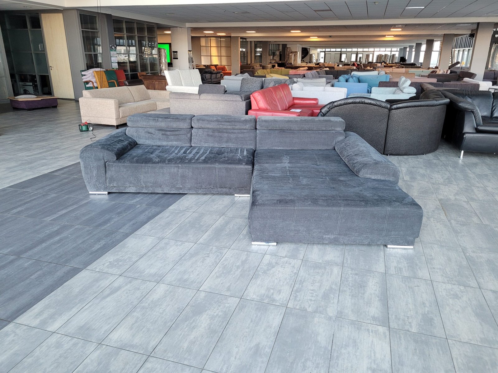 OUTLET antraciet velours hoekbank 330x230 | BEZORGEN - Afbeelding 4