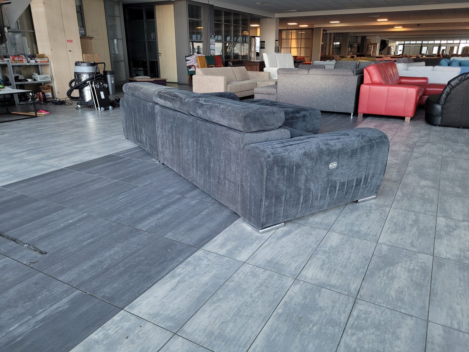 OUTLET antraciet velours hoekbank 330x230 | BEZORGEN - Afbeelding 8