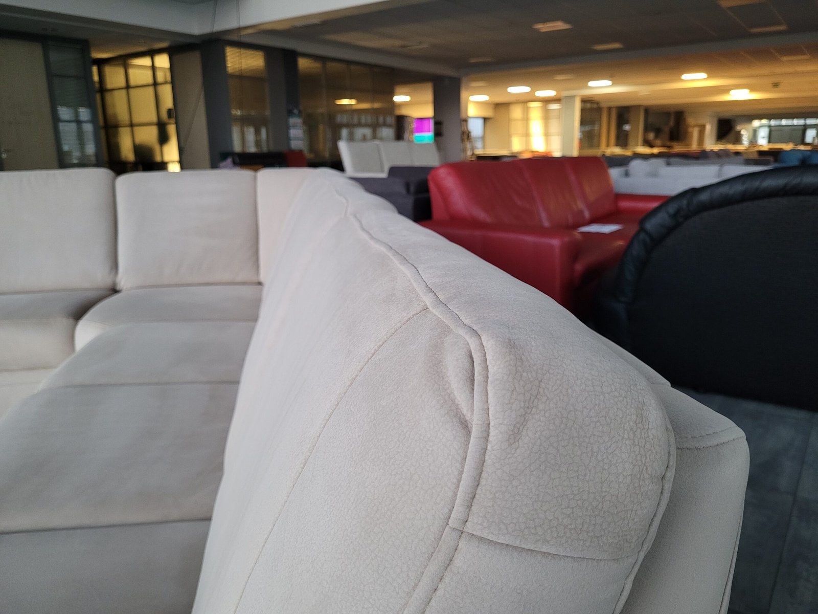 OUTLET creme suede hoekbank 300x270 | GRATIS BEZORGEN - Afbeelding 2