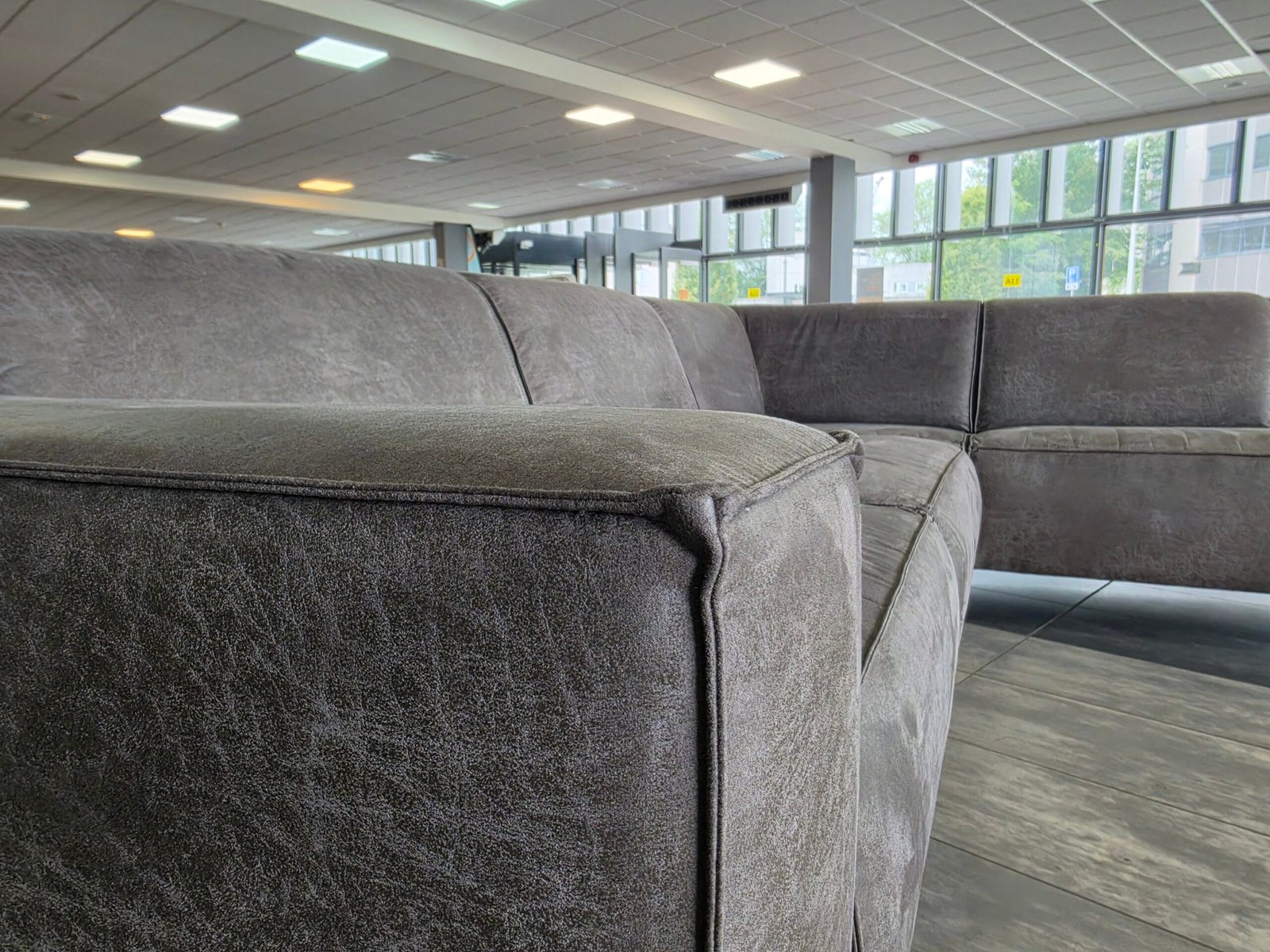 ✅️️️️️️️️️️️️ GEREINIGD suede taupegrijze hoekbank 275x210 - Afbeelding 2