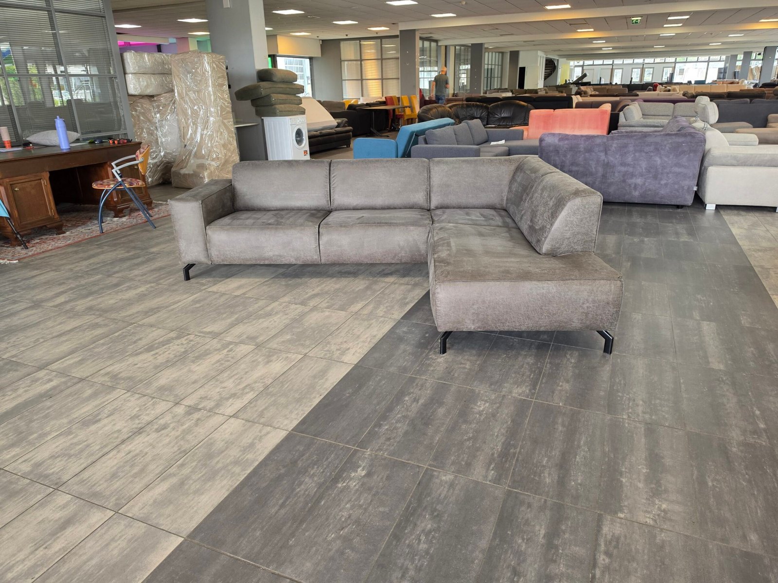 ✅️️️️️️️️️️️️ GEREINIGD suede taupegrijze hoekbank 275x210 - Afbeelding 4