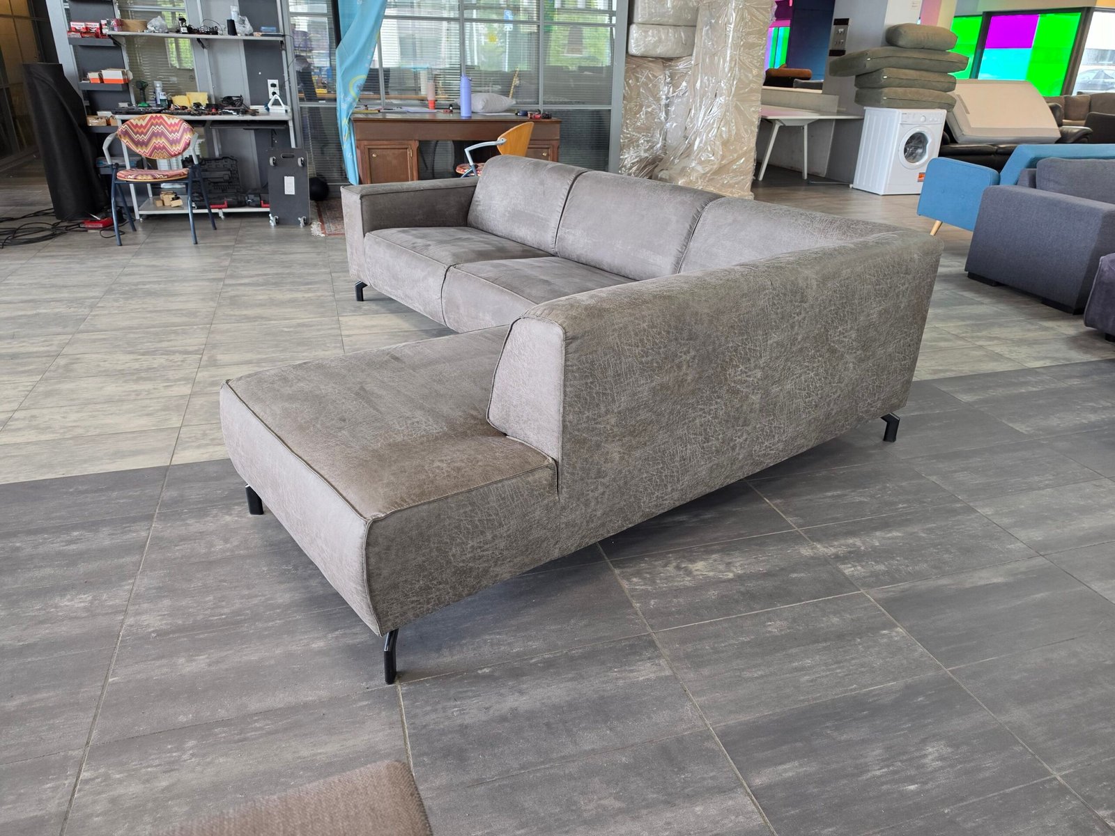 ✅️️️️️️️️️️️️ GEREINIGD suede taupegrijze hoekbank 275x210 - Afbeelding 5
