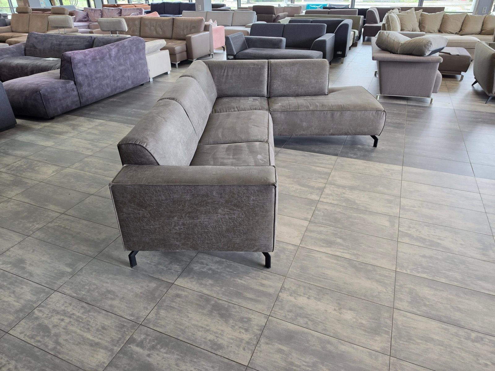 ✅️️️️️️️️️️️️ GEREINIGD suede taupegrijze hoekbank 275x210 - Afbeelding 7